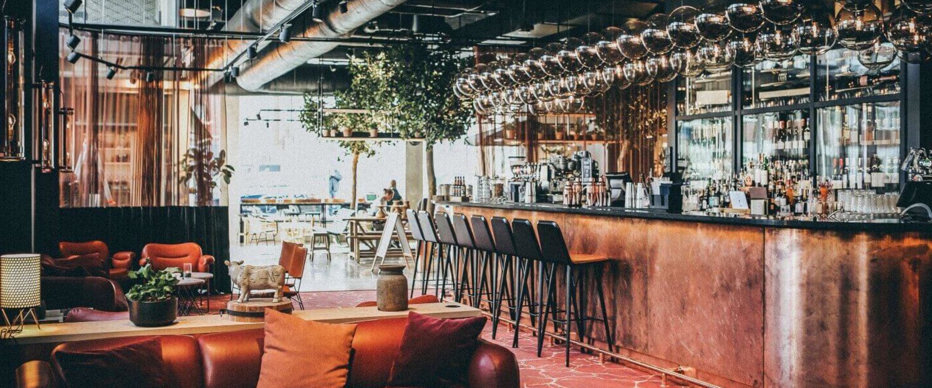 The Benefits of Adding a Bar to Your Restaurant or Hotel