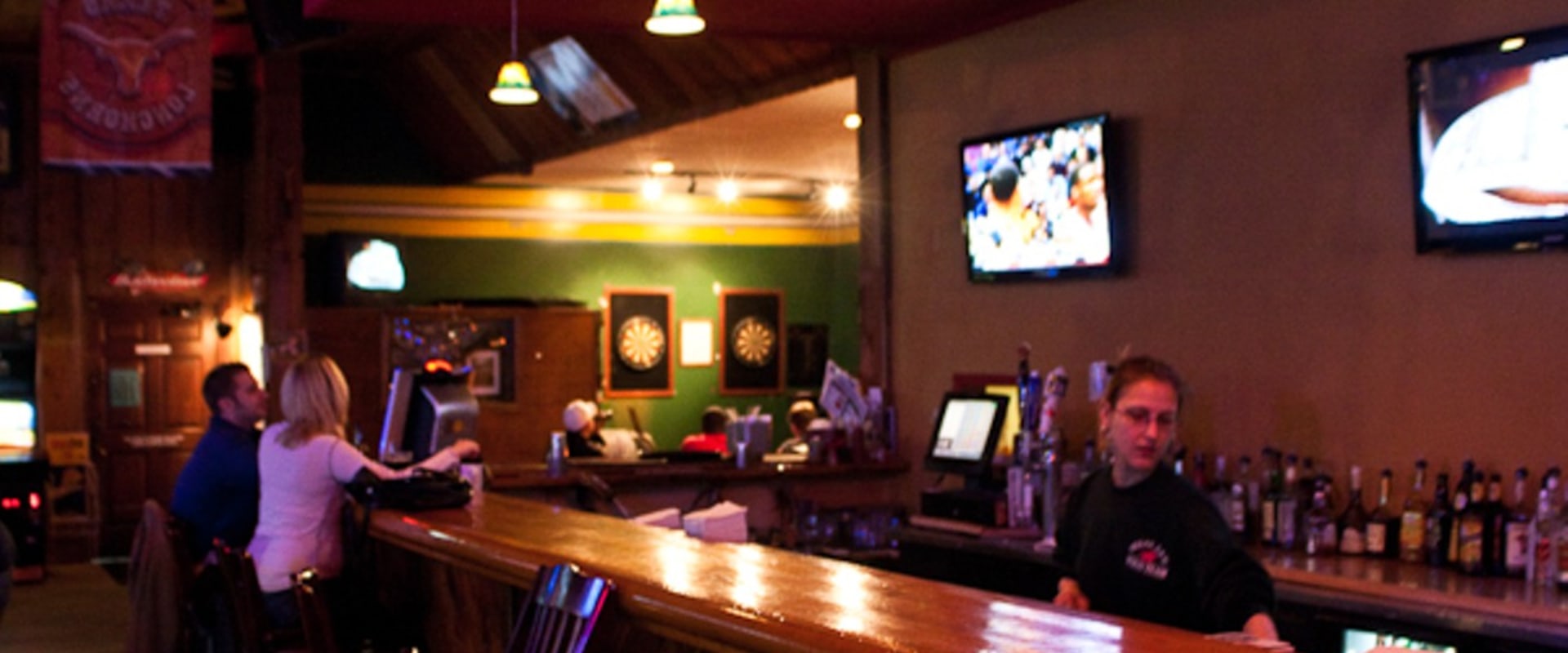 How to Provide Excellent Customer Service at a Sports Bar